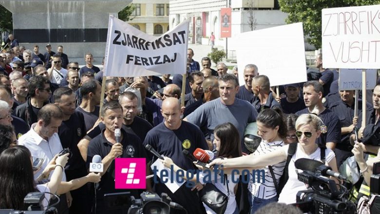 Protestojnë zjarrfikësit për kushtet e punës (Foto/Video)
