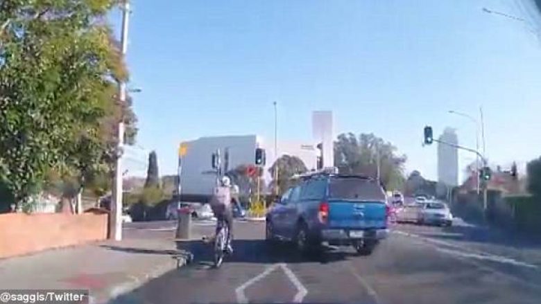 Çiklisti mund ta pësonte keq nga makina që ndryshoi drejtim në momentin e fundit (Video)