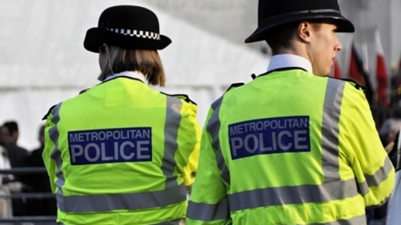 Polici anglez filmohet duke goditur grusht adoleshenten, derisa po tentonte ta arrestonte (Video, +18)