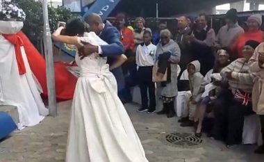 Çifti  i pastrehë që janë në lidhje për më shumë se 30 vite, martohen nën urën e një autostrade në Afrikë (Foto/Video)