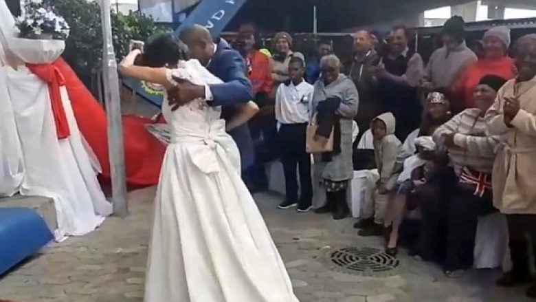 Çifti  i pastrehë që janë në lidhje për më shumë se 30 vite, martohen nën urën e një autostrade në Afrikë (Foto/Video)