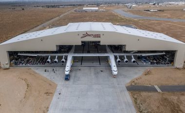 Aeroplani më i madh në botë shumë afër fluturimit të parë në hapësirë, krahët e tij janë më të mëdhenj sesa një fushë futbolli (Video)