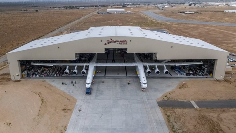 Aeroplani më i madh në botë shumë afër fluturimit të parë në hapësirë, krahët e tij janë më të mëdhenj sesa një fushë futbolli (Video)