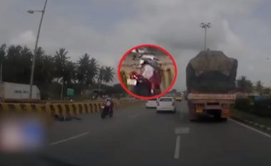 Prindërit rrëzohen nga motoçikleta, foshnja e tyre që mbeti në ulëse vazhdoi rrugëtimin për qindra metra – shpëton mrekullisht (Video)