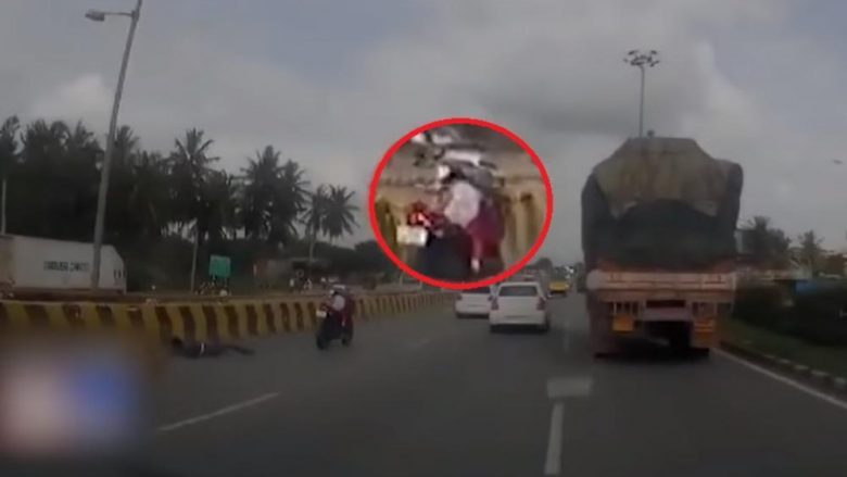 Prindërit rrëzohen nga motoçikleta, foshnja e tyre që mbeti në ulëse vazhdoi rrugëtimin për qindra metra – shpëton mrekullisht (Video)