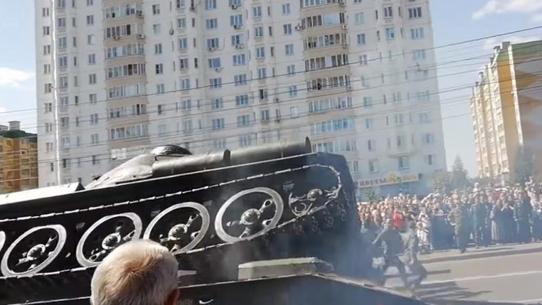 Gjatë paradës ushtarake në Rusi rrokulliset një tank para mijëra shikuesve (Video)