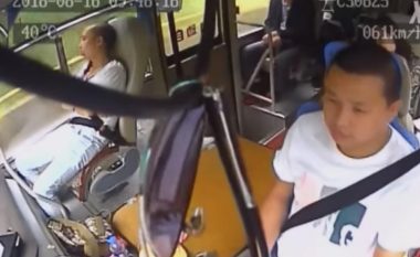 Edhe pse guri gjigant e godet në kokë, shoferi kinez i autobusit arrin t’i rezistoj dhimbjeve për hir të sigurisë së pasagjerëve (Video, +18)  