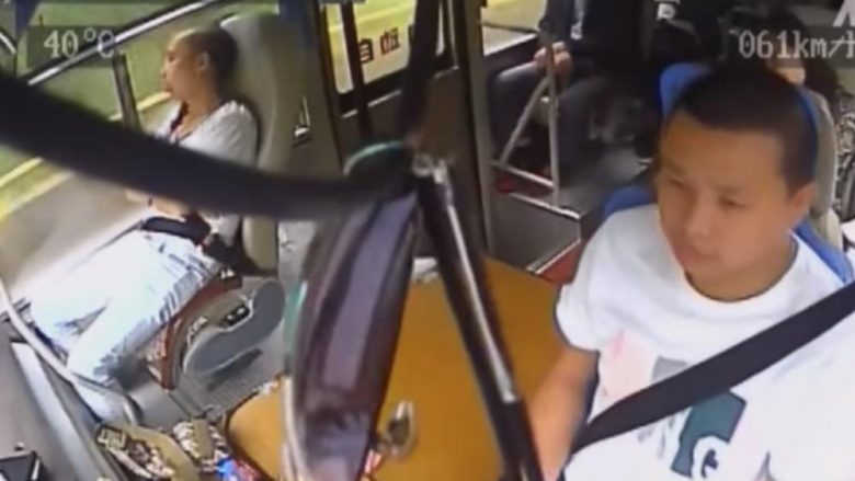 Edhe pse guri gjigant e godet në kokë, shoferi kinez i autobusit arrin t’i rezistoj dhimbjeve për hir të sigurisë së pasagjerëve (Video, +18)  
