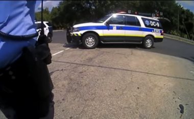 Gjashtë policë amerikanë mezi arrijnë ta prangosin një burrë të dhunshëm, edhe pse në pranga fillon t’i kafshoj (Video, +18)