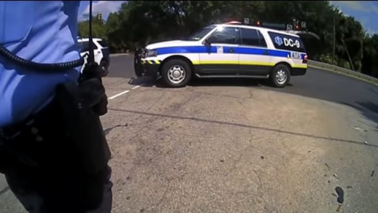 Gjashtë policë amerikanë mezi arrijnë ta prangosin një burrë të dhunshëm, edhe pse në pranga fillon t’i kafshoj (Video, +18)