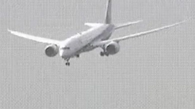 Erërat e forta ia vështirojnë punën pilotit, nuk arrin të aterron herën e parë në aeroportin e Hiroshimës (Video)