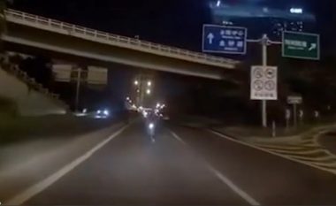 Motoçiklisti kinez lëviz në kahje të kundërt, përplaset drejtpërdrejtë me një veturë – shpëton mrekullisht (Video, +18)