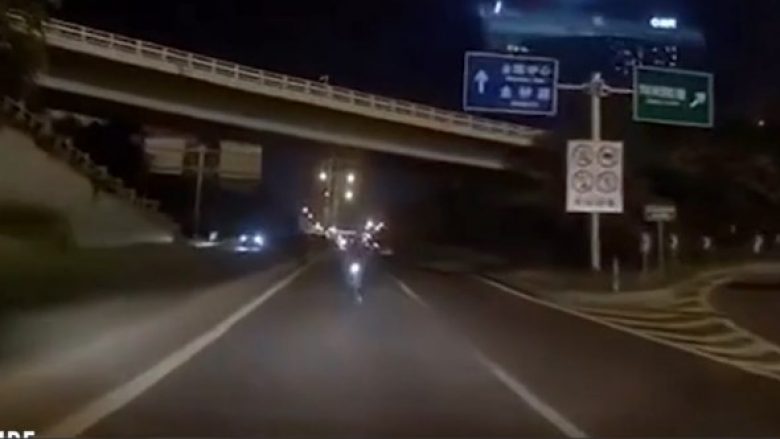 Motoçiklisti kinez lëviz në kahje të kundërt, përplaset drejtpërdrejtë me një veturë – shpëton mrekullisht (Video, +18)