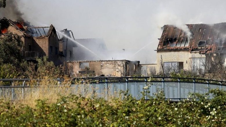 Zjarr përgjatë binarëve të trenit në Gjermani, 10 ndërtesa në flakë – të paktën 40 të plagosur (Foto)