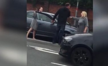 Ndalin veturat në mes autostradës për t’i qëruar hesapet, gratë angleze filmohen duke u rrahur brutalisht (Video, +18)