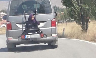 Lidh bijën e tij në pjesën e pasme të furgonit, policia turke arreston shoferin (Video)