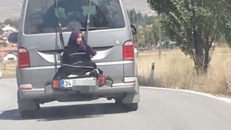 Lidh bijën e tij në pjesën e pasme të furgonit, policia turke arreston shoferin (Video)