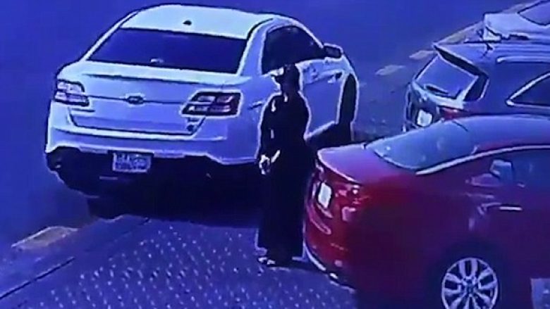 Vetëm dy muaj pasi autoritetet i lejuan të vozitin, filmohet femra e parë në Arabinë Saudite duke vjedhur një veturë (Video)