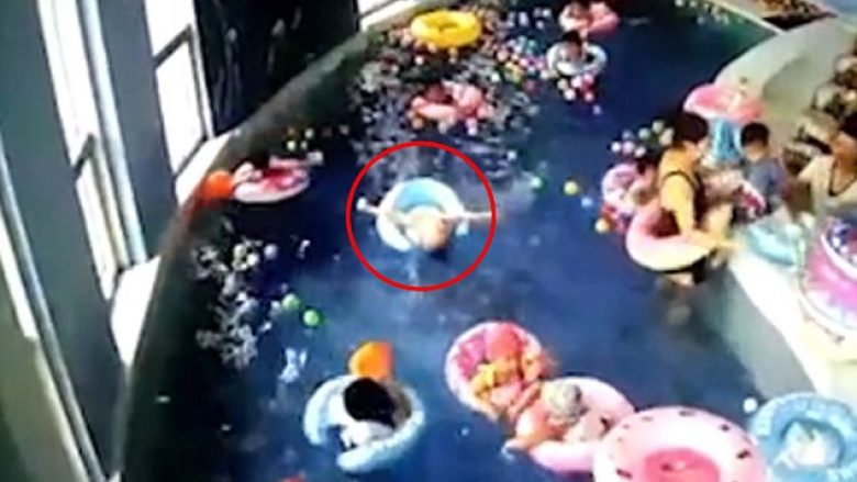 Trevjeçari për pak sa nuk mbytet në pishinë, derisa para syve të tij qëndronin instruktoret që nuk e shihnin duke luftuar për jetë (Video)