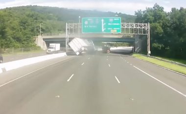 Ndërronte korsitë e autostradës sikur të ishte duke luajtur video-lojëra, shoferi i kamionit përplaset në një autostradë në New Jersey (Video)