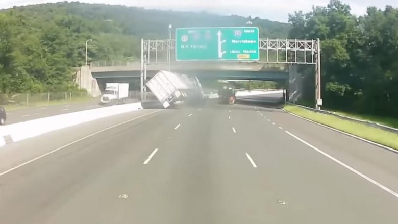 Ndërronte korsitë e autostradës sikur të ishte duke luajtur video-lojëra, shoferi i kamionit përplaset në një autostradë në New Jersey (Video)