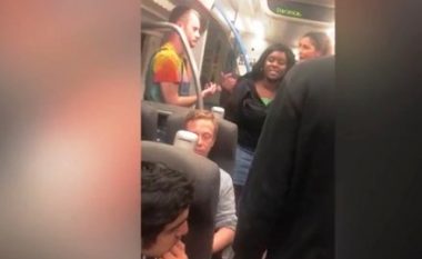 Dy vajza rrahen brutalisht në metro, situata eskalon kur partnerët e tyre “kyçen në”luftë” (Video, +18)