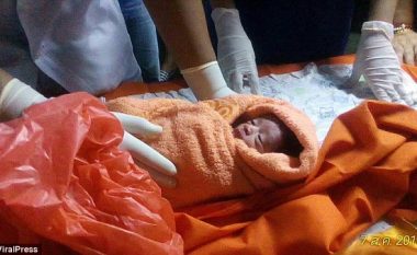 E kishte braktisur e ëma në një tualet publik në Tajlandë, banorët e zonës e shpëtojnë foshnjën e porsalindur kur e dëgjojnë duke qarë (Video)