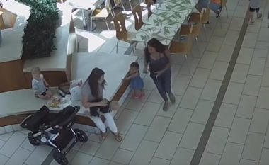 Vajzës 14-muajshe i mbetet mishi i pulës në fyt dhe ngufatej para syve të nënës, dy policë të Floridës ia shpëtojnë jetën në momentet e fundit (Video)
