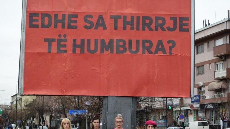 Protestë në Gjakovë: Mjaft më me vrasjen e vajzave dhe grave