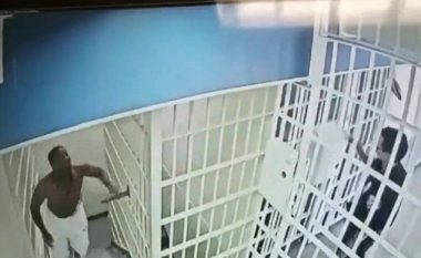 I burgosuri rrah brutalisht gardianin në burgun e Brooklyn-it, ia thyen hundën dhe nofullën (Video, +18)