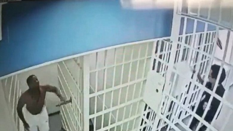 I burgosuri rrah brutalisht gardianin në burgun e Brooklyn-it, ia thyen hundën dhe nofullën (Video, +18)
