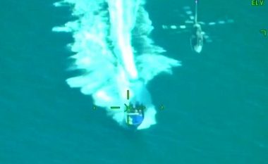 Rojet bregdetare meksikane i vihen pas anijes që transportonte mbi dy tonë kokainë, detyrojnë shoferin dhe të tjerët të ndalen në rërë (Video)