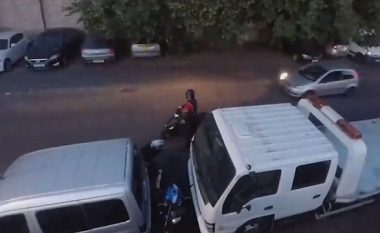 I zë hajnat duke vjedhur, anglezi kthehet me veturë në vendin e ngjarjes dhe ua shkatërron motoçikletën (Video)