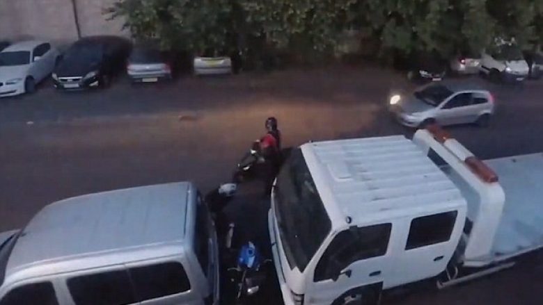 I zë hajnat duke vjedhur, anglezi kthehet me veturë në vendin e ngjarjes dhe ua shkatërron motoçikletën (Video)
