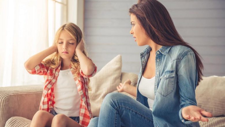 Prindërit fjalosen me fëmijët gjashtë herë në ditë – por për çfarë arsye?