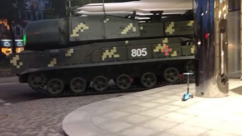 Duke ushtruar për paradën ushtarake në Ukrainë, shoferi i kamionit që transportonte sistemin raketor humb kontrollin dhe përplaset në dyqan (Video)