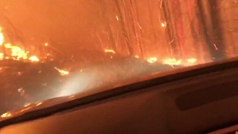 Babë e bir kalojnë me veturë përmes malit të përfshirë nga zjarri në SHBA – shpëtojnë mrekullisht (Video)