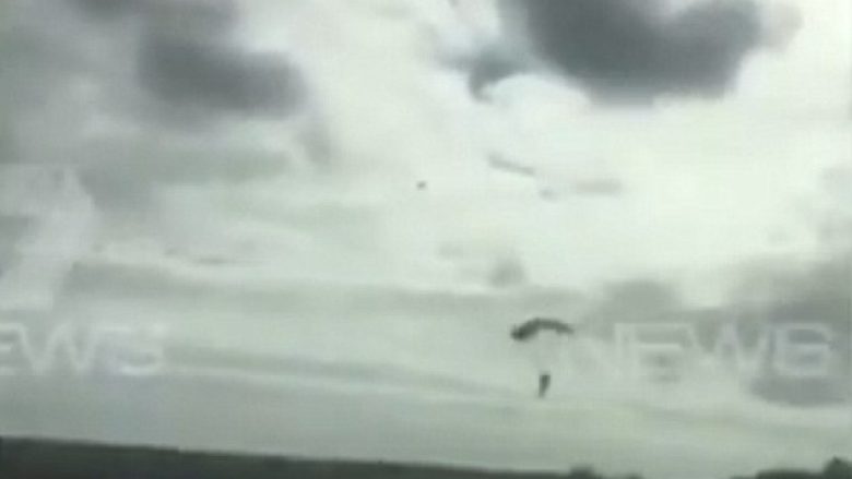 Erërat e forta i dërguan në kahjen e kundërt, parashutistët australianë detyrohen të zbresin afër autostradës plotë me vetura (Video)