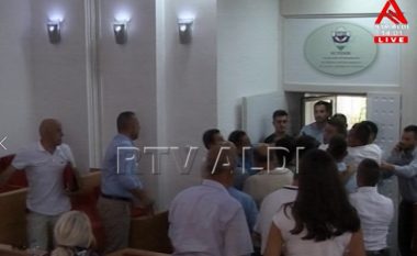 Përleshje në sallën e kuvendit në Preshevë (Video)