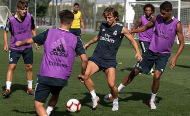 Luka Modric del në stërvitje me Real Madridin edhe pse spekulimet për largimin e tij vazhdojnë