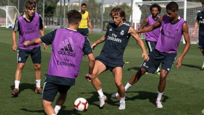 Luka Modric del në stërvitje me Real Madridin edhe pse spekulimet për largimin e tij vazhdojnë