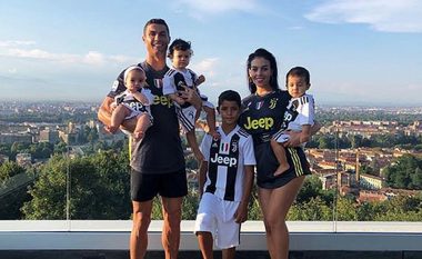 Ronaldo me familje pozon me fanellat e Juventusit, merr miliona pëlqime