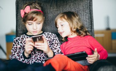 Këshilla nga psikiatrit: Mos u jepni fëmijëve telefon para moshës 11 vjeçare
