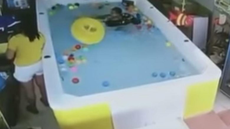 Kinezja njëvjeçare për 90 sekonda luftoi për jetë nën ujë në një pishinë, e ëma e saj gjatë gjithë kohës ishte e habitur në telefon (Video)
