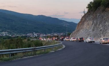 Kolonë kilometërshe në rrugën Mavrovë – Gostivar (Foto)