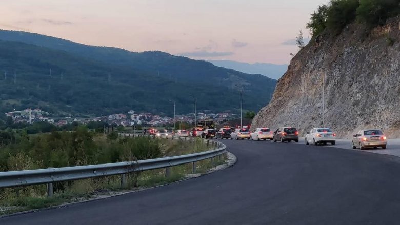 Kolonë kilometërshe në rrugën Mavrovë – Gostivar (Foto)