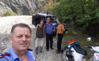 Dy turisteve të huaja u prishet motoçikleta, Policia e Skraparit u del në ndihmë (Foto)