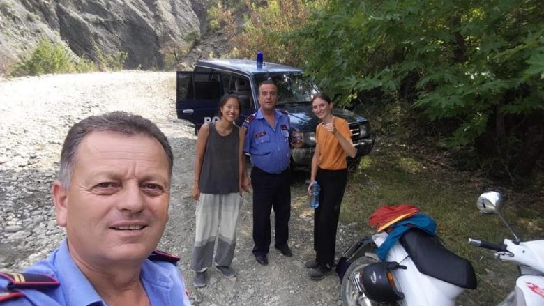 Dy turisteve të huaja u prishet motoçikleta, Policia e Skraparit u del në ndihmë (Foto)