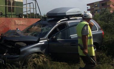 Treni përplas një makinë  në Golem