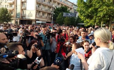 Protesta për shkarkimin e Aleksandër Lumezit: Gjyqësori nuk duhet t’i shërbejë qeverive, por ligjit